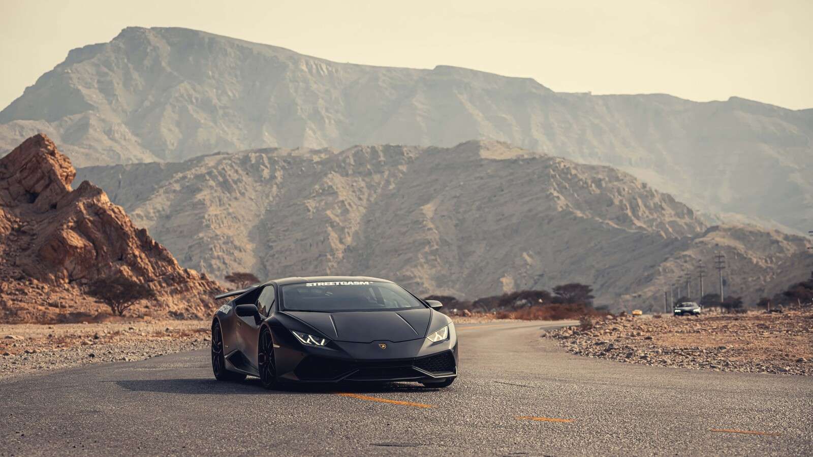 Schwarzer Supersportwagen in der Wüste