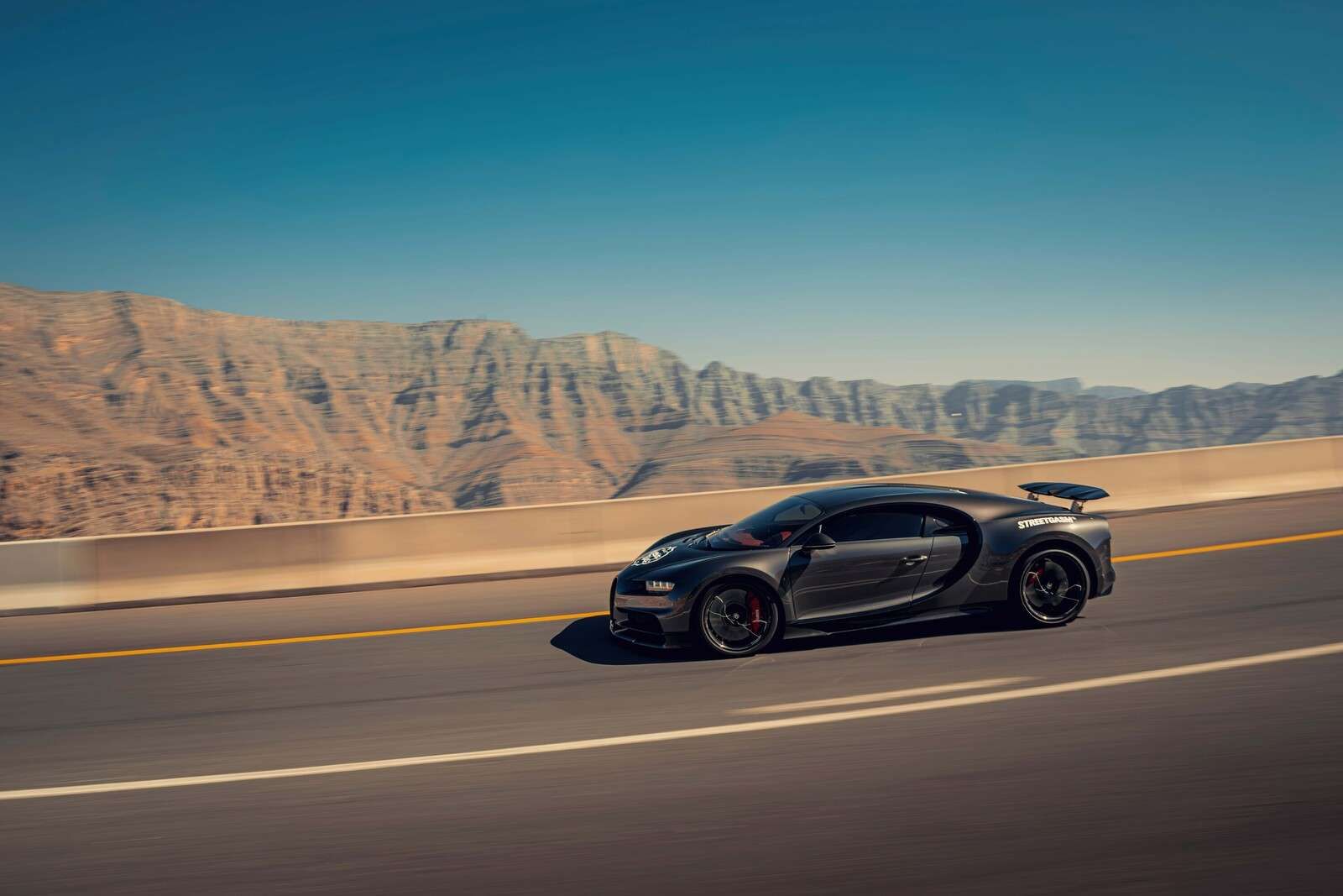 Hypercar gegen bergige Landschaft