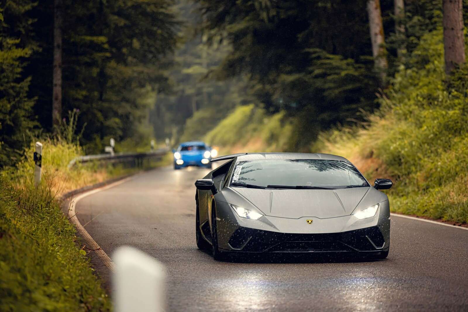 Mattschwarzer Lamborghini in der Natur