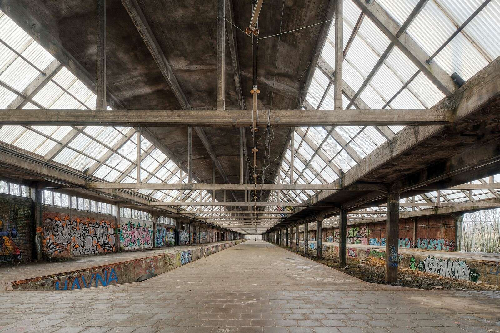 Verlassene Lagerhalle mit Graffitiwänden