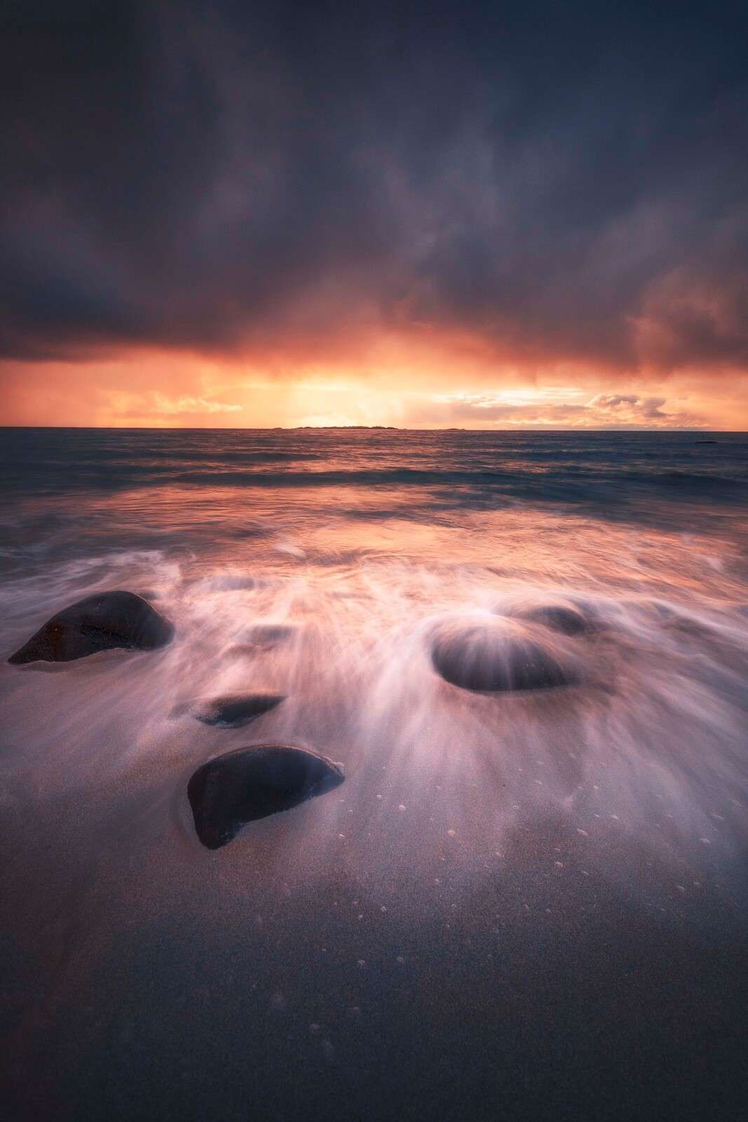 Abendrot über steiniger Küste