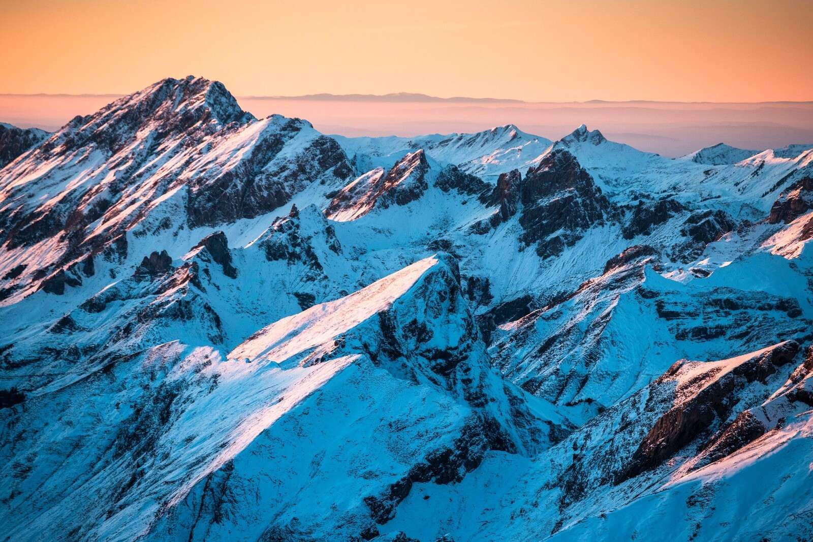 Sonnenaufgang über verschneitem Bergmassiv