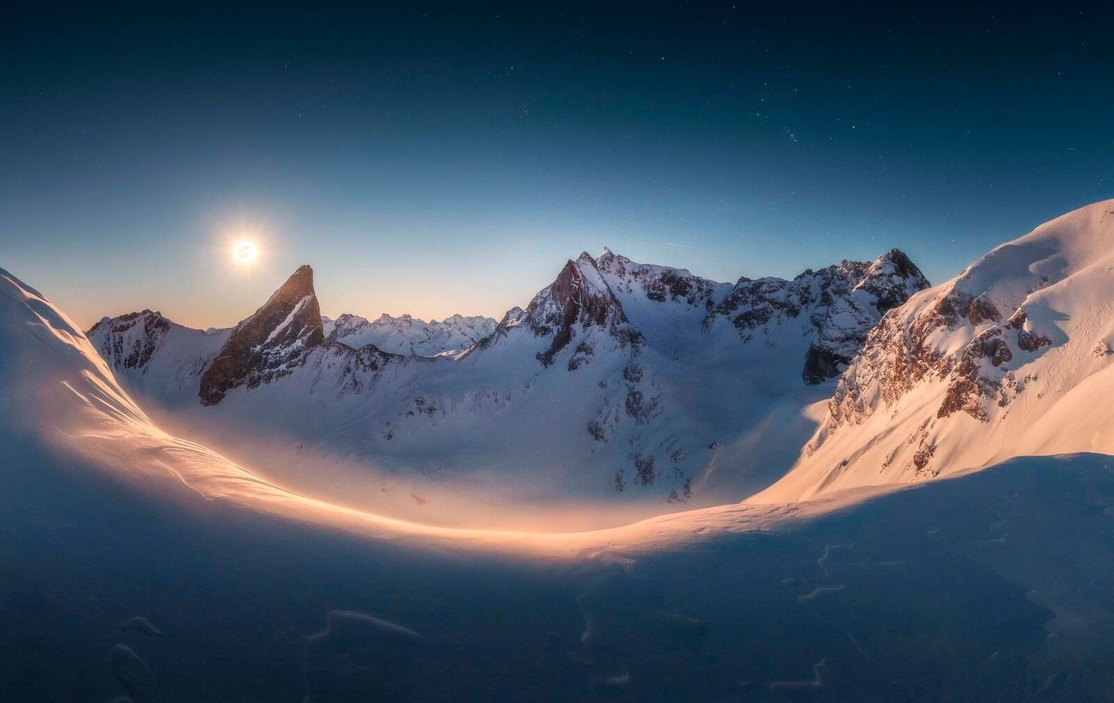 Mondlicht über ruhigen Bergpässen