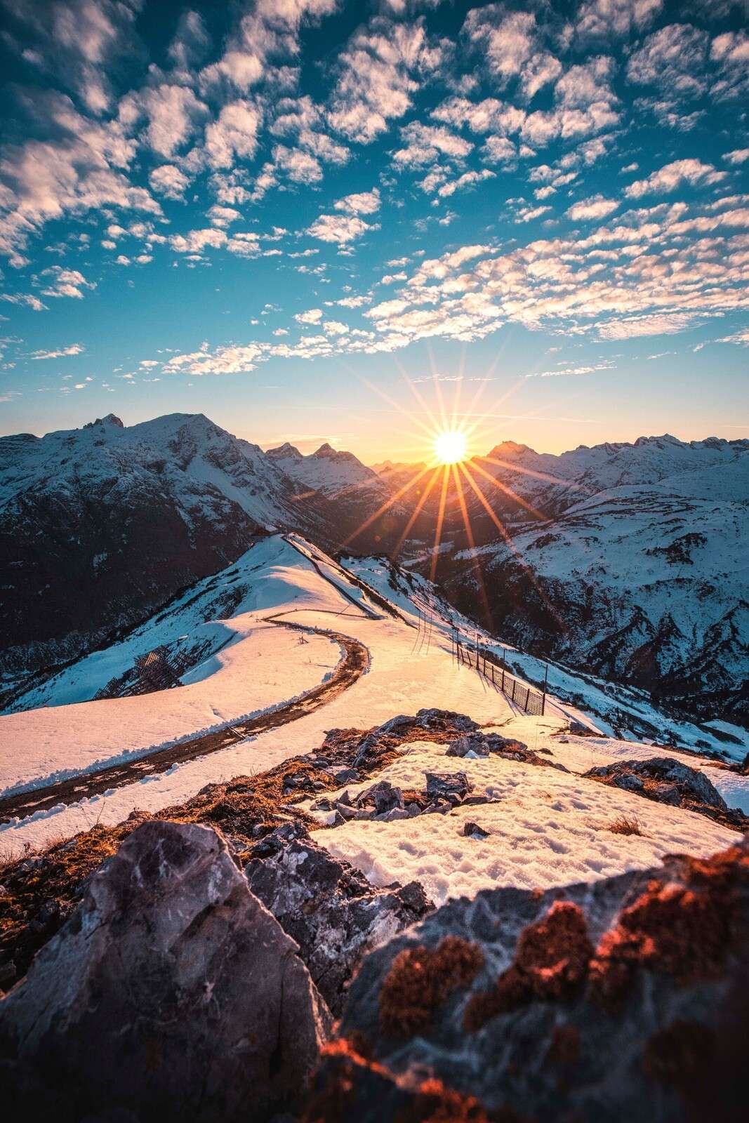 Schlangenpfad in verschneiter Bergsonne.