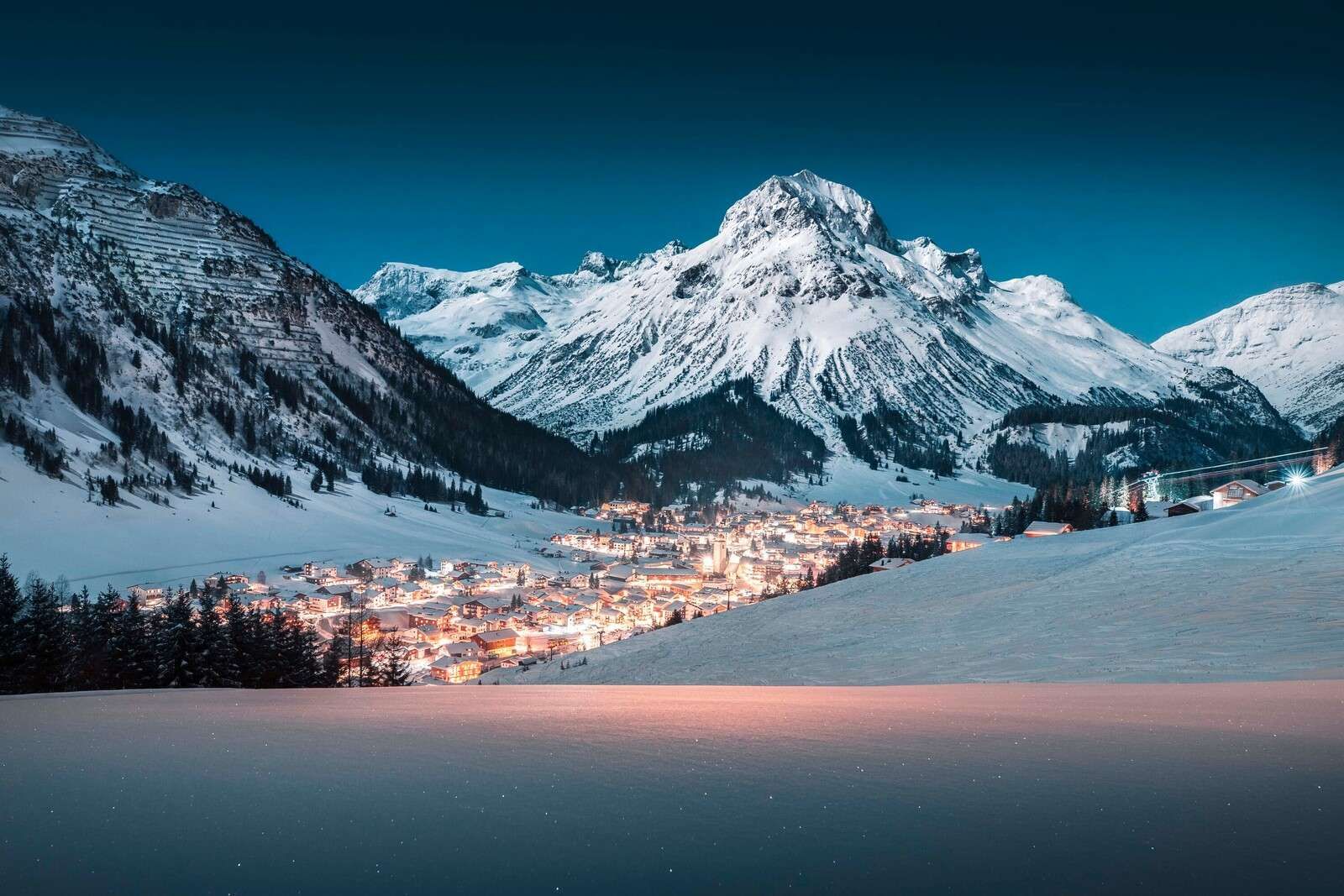 Alpendorf in der winterlichen Abendruhe.