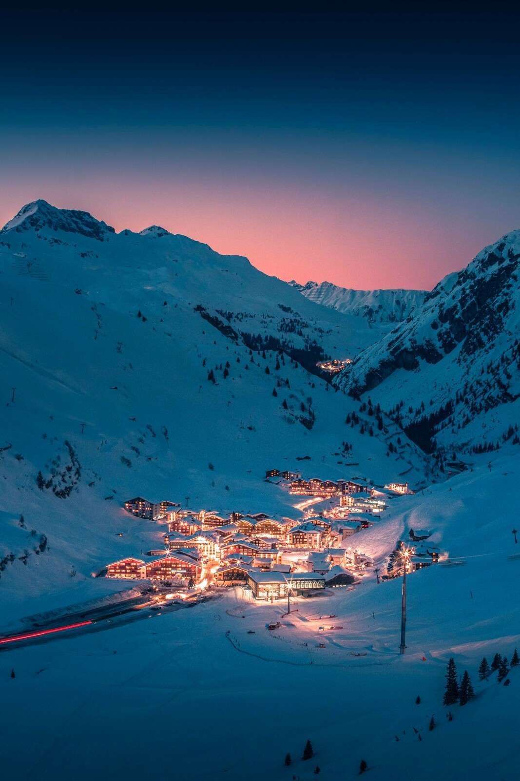 Abendlicht in einem Alpendorf