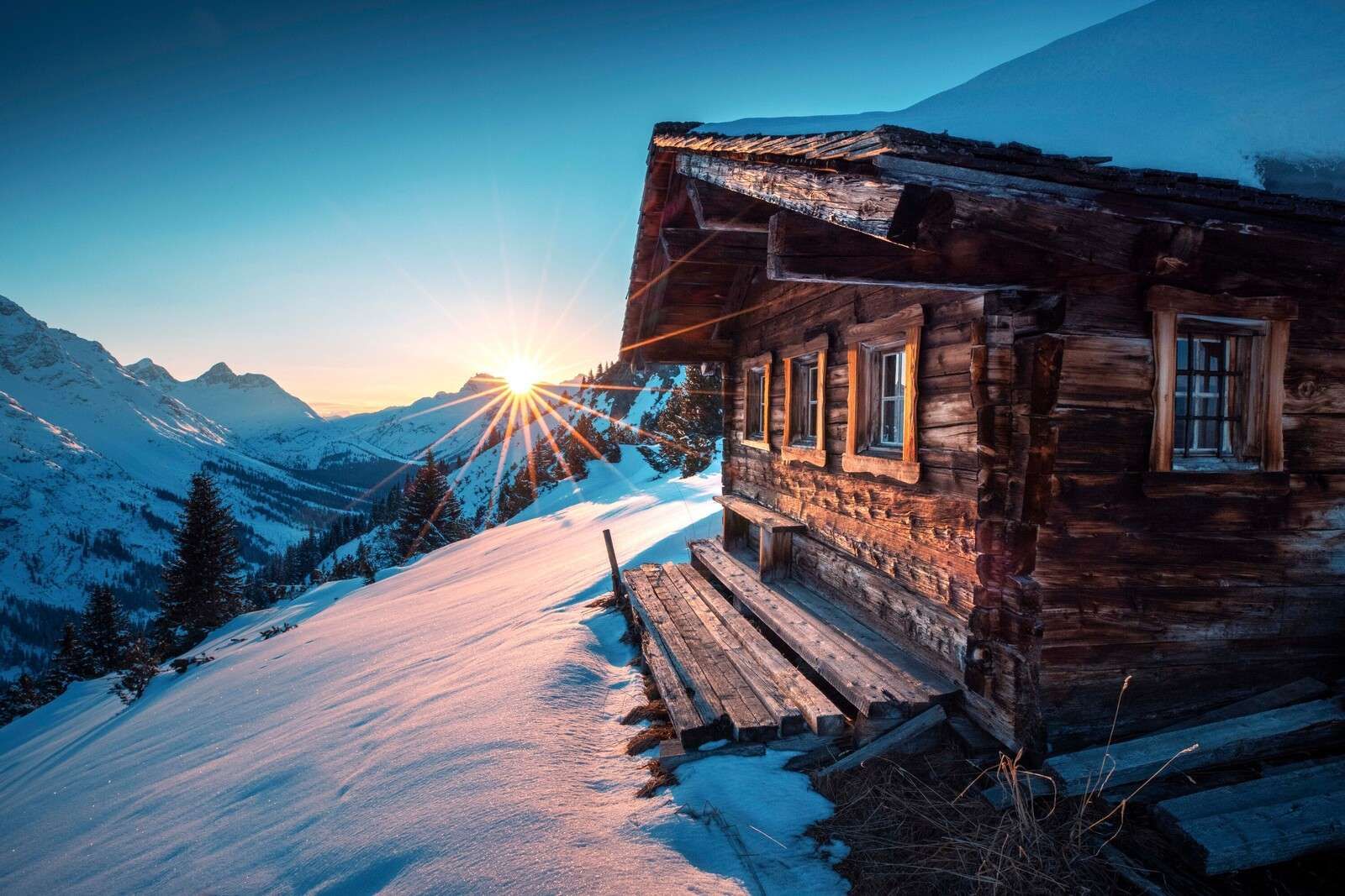 Morgenluft bei einer hölzernen Alpenhütte