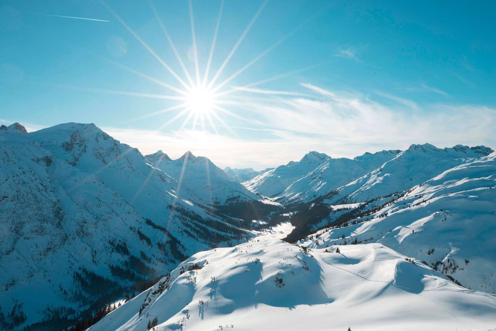 Klare Winterzon über dem Alpental.