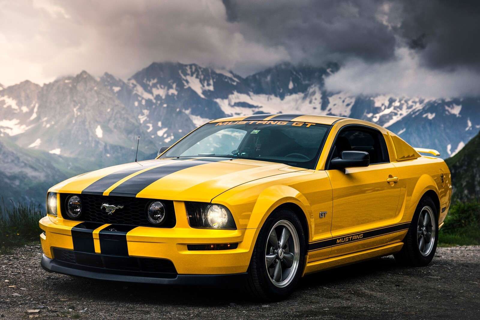 Gelber Mustang in Berglandschaft