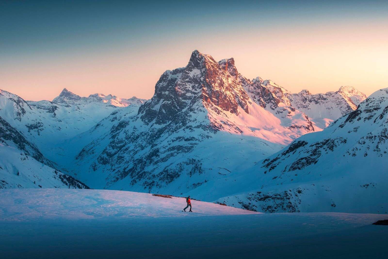 Abendlicht über dem Bergtal