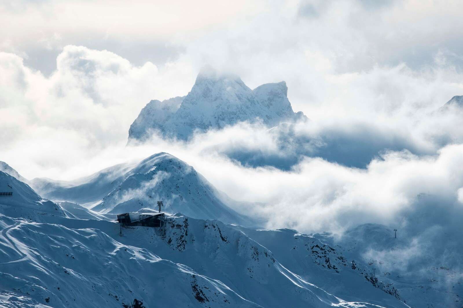 Nebel über dem Winterberggipfel