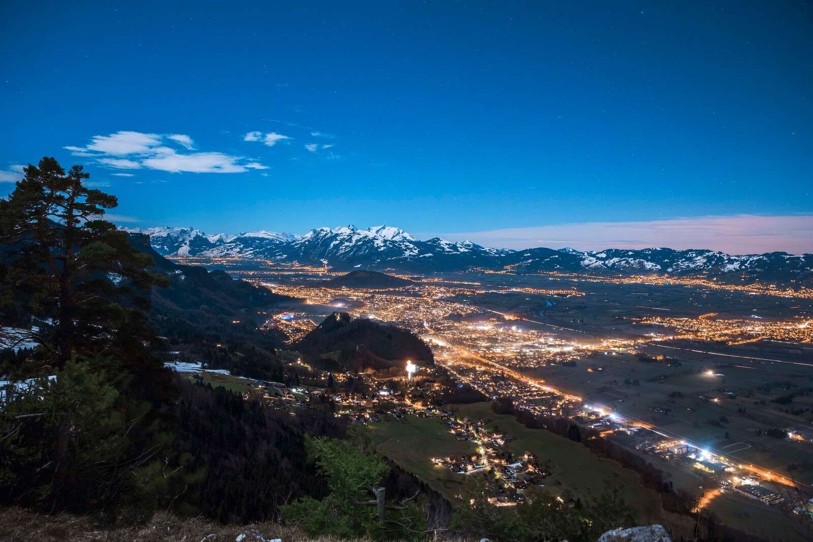 Nachtsicht über Alpentaldorf
