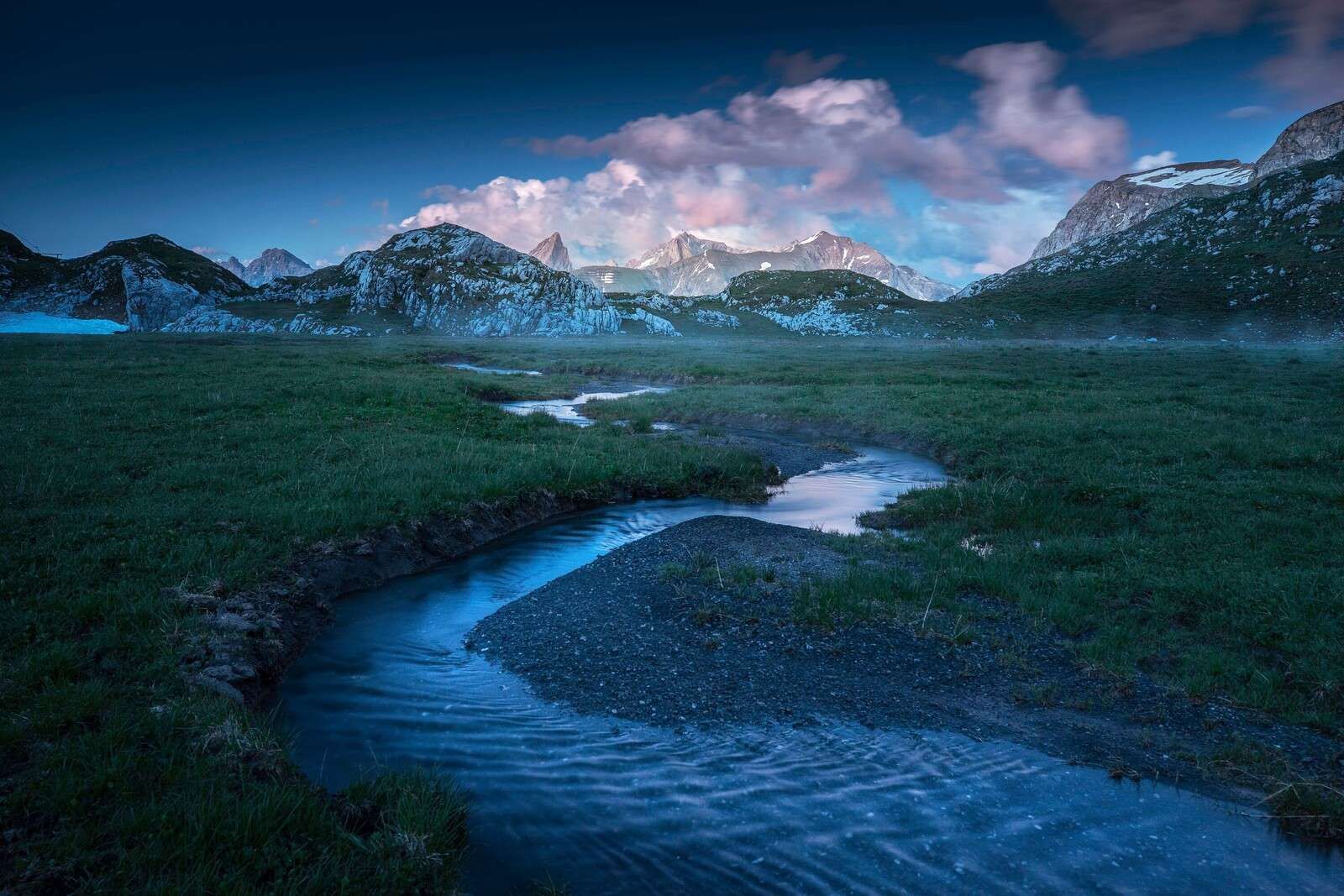 Abendlicht über Bergtal mit Bach