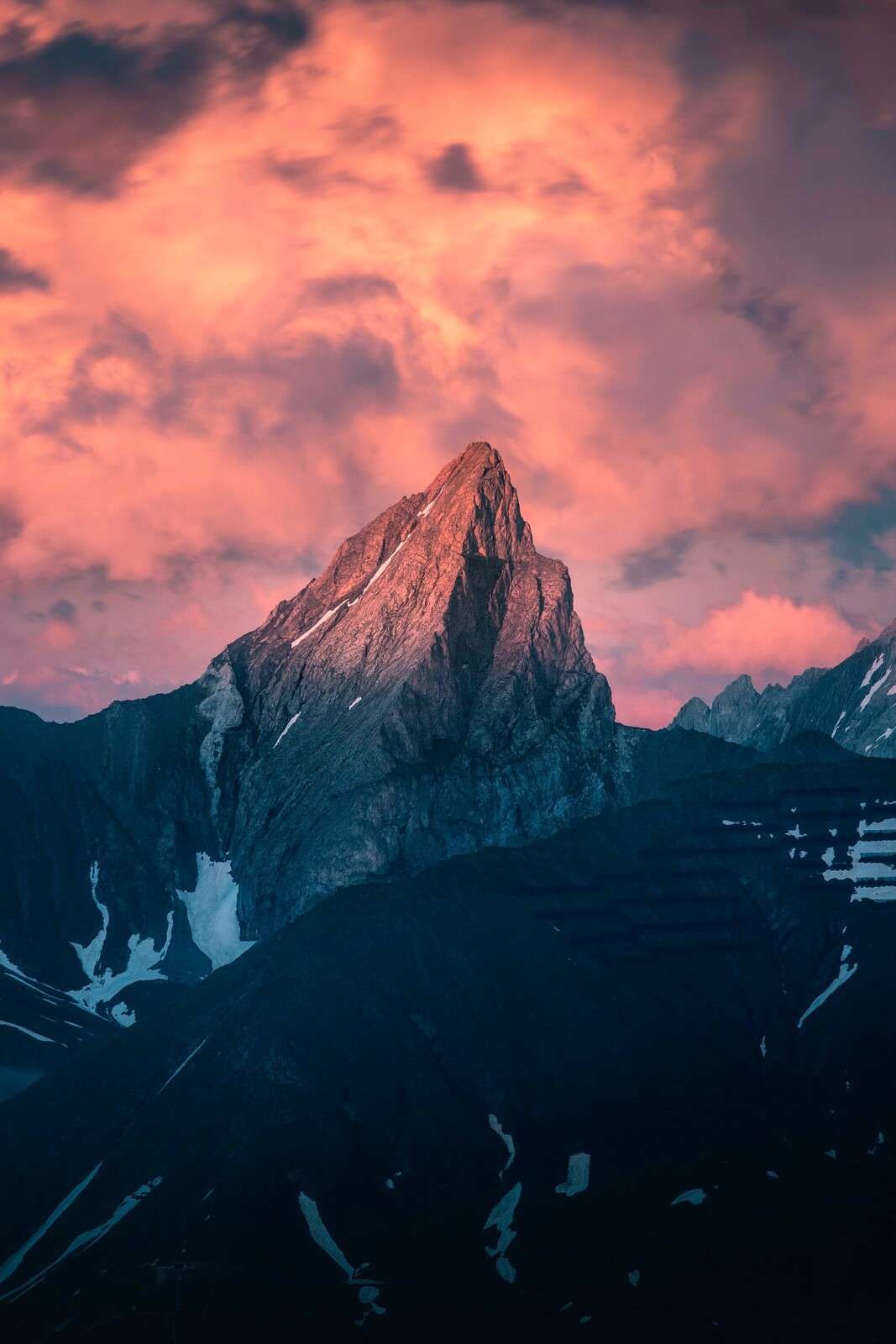 Bergspitzen im feurigen Zwielicht.