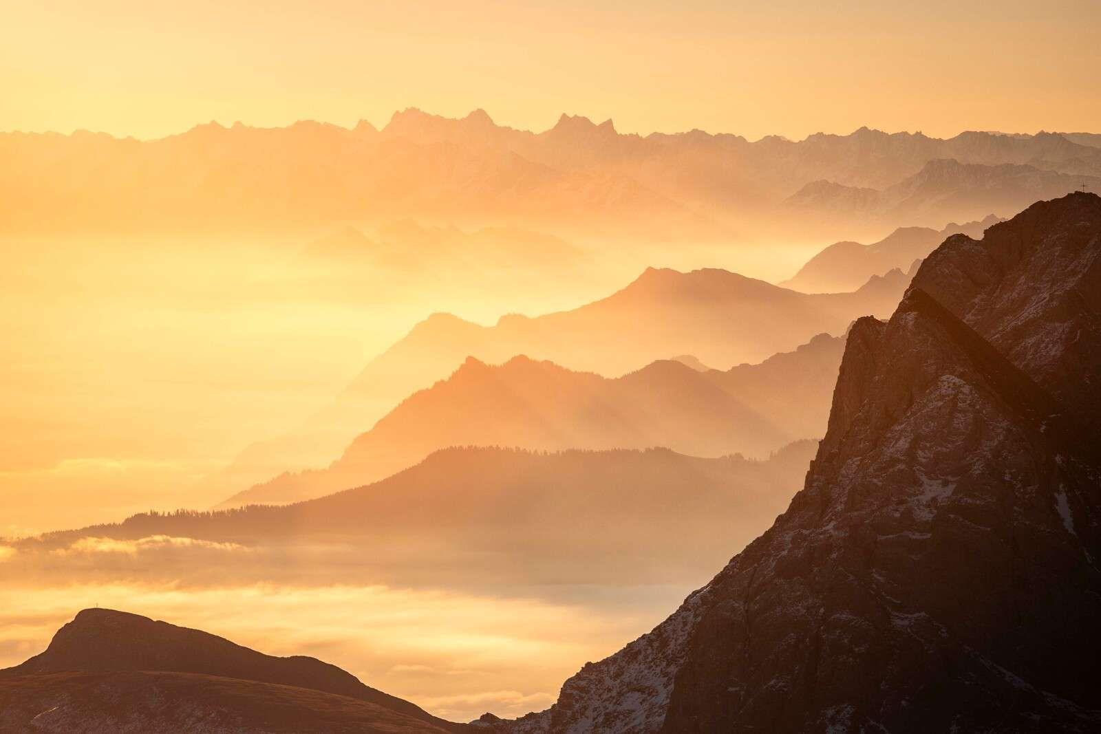 Goldener Schimmer über Bergschichten