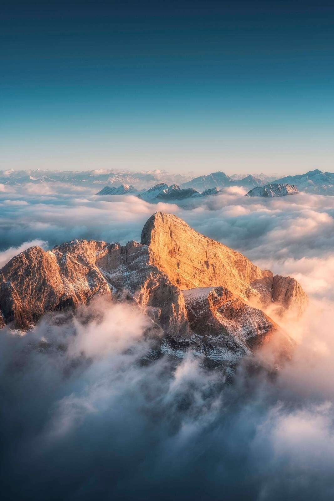 Goldener Berggipfel im Morgennebel