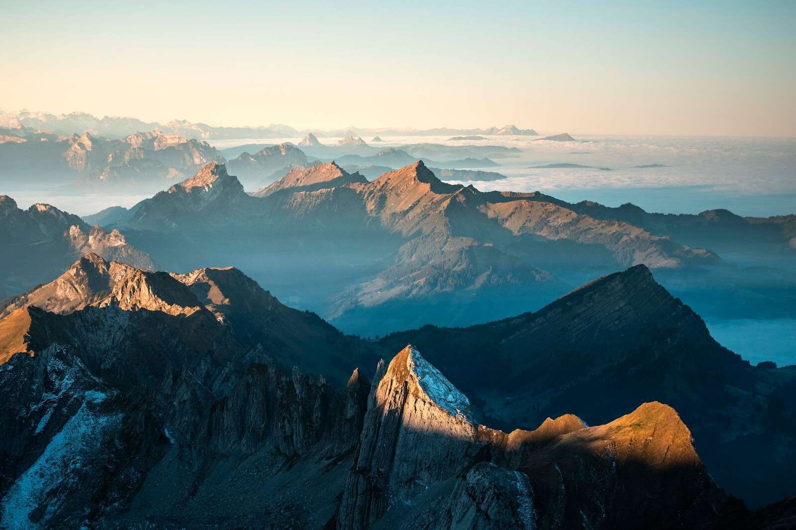 Gebirgskette im sanften Morgenschatten.