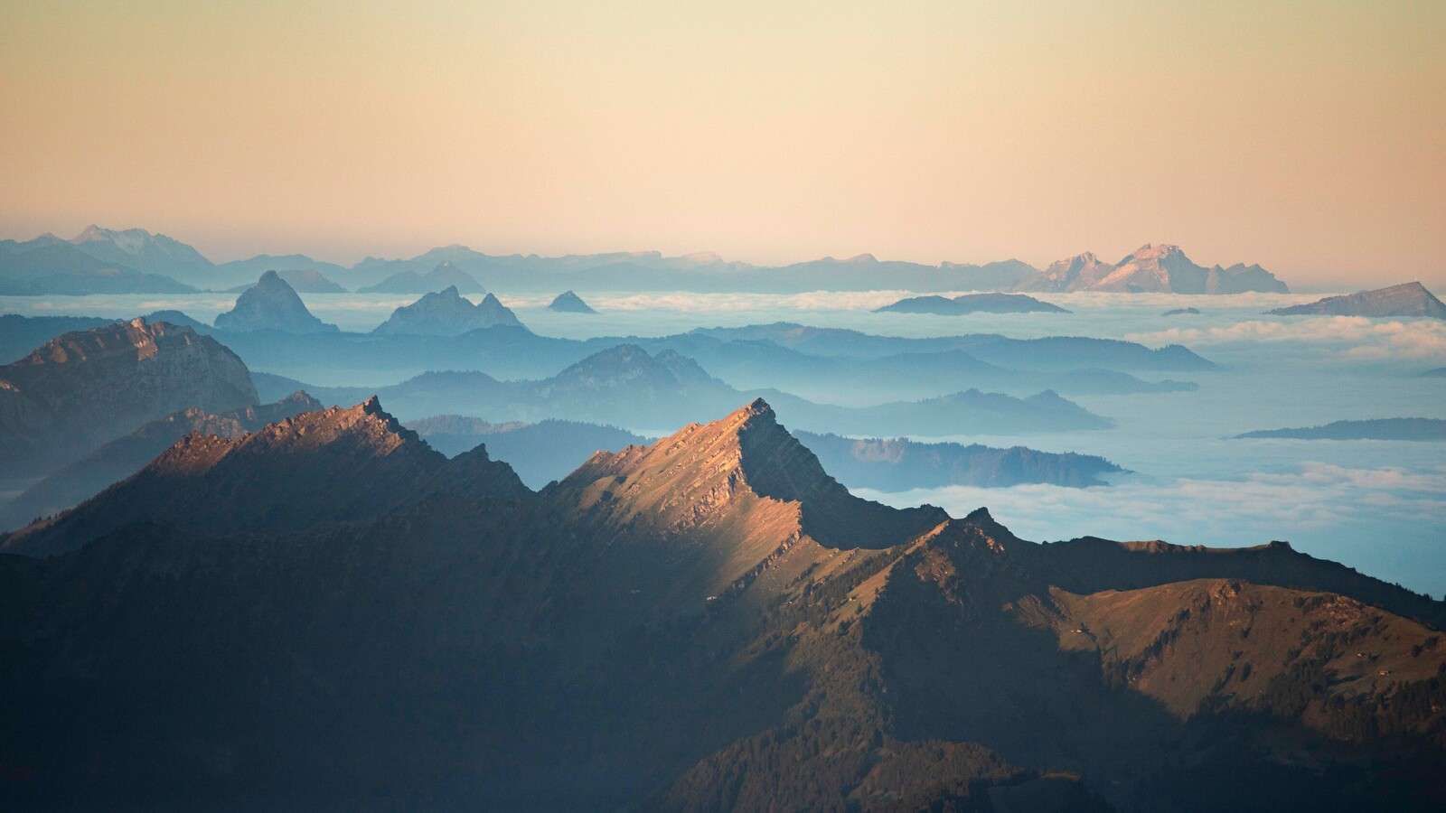 Bergkamm im Morgennebel und Sonnenlicht.