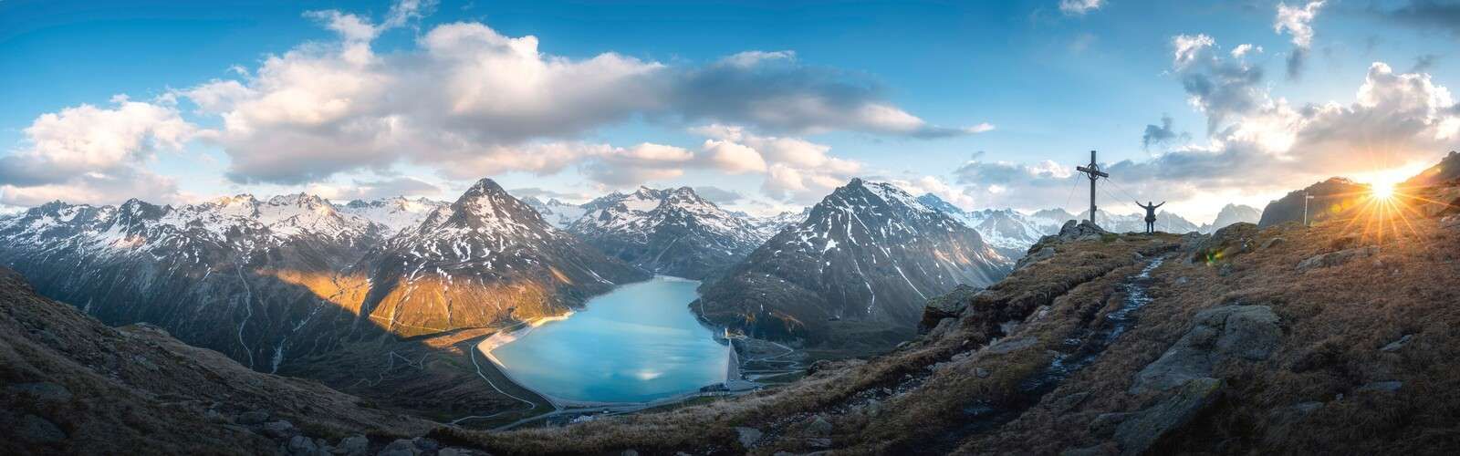 Blick auf den Alpensee bei Sonnenuntergang.