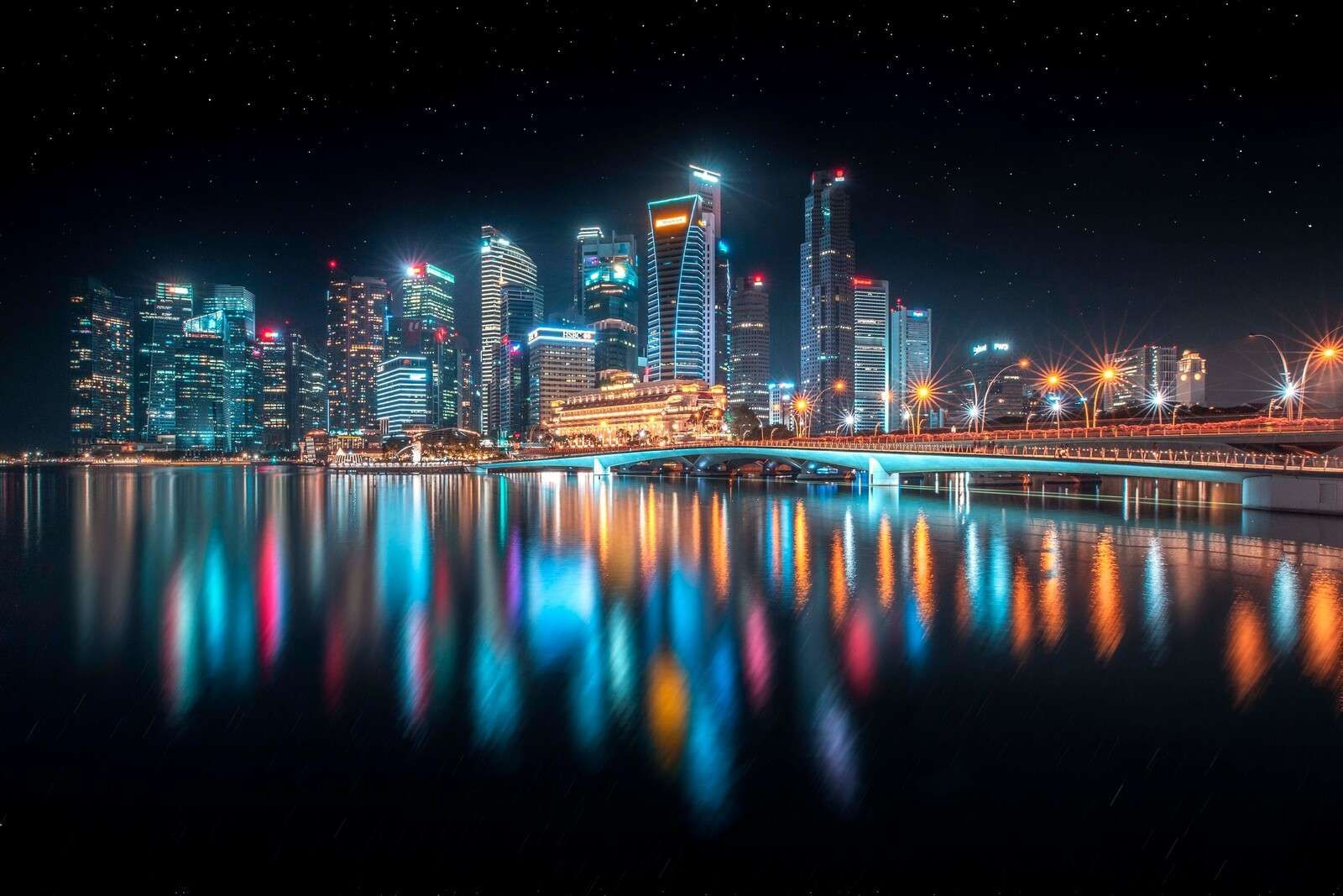 Lichtreflexionen auf moderner Skyline