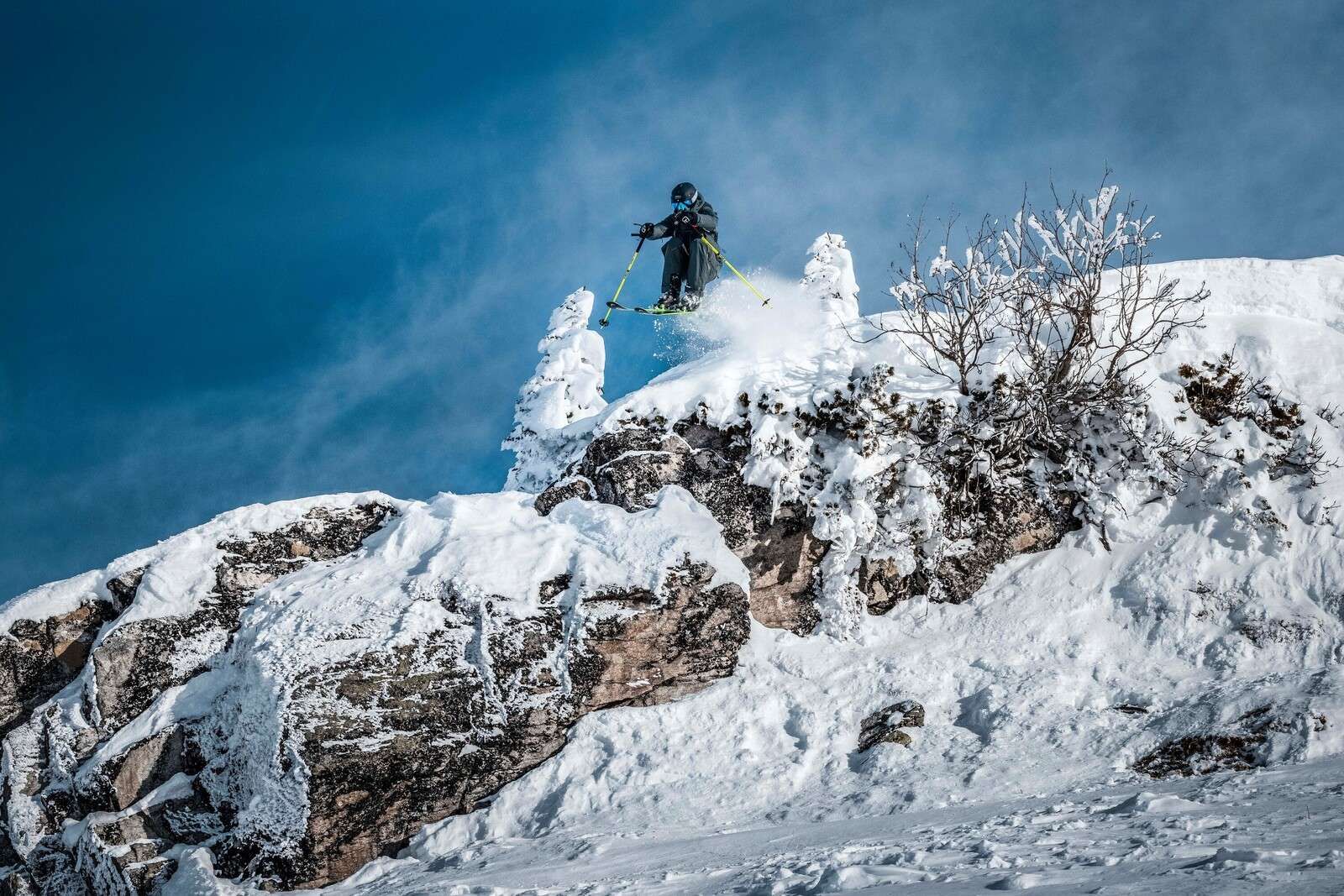 Freestyle-Skifahrer in verschneiter Bergwelt