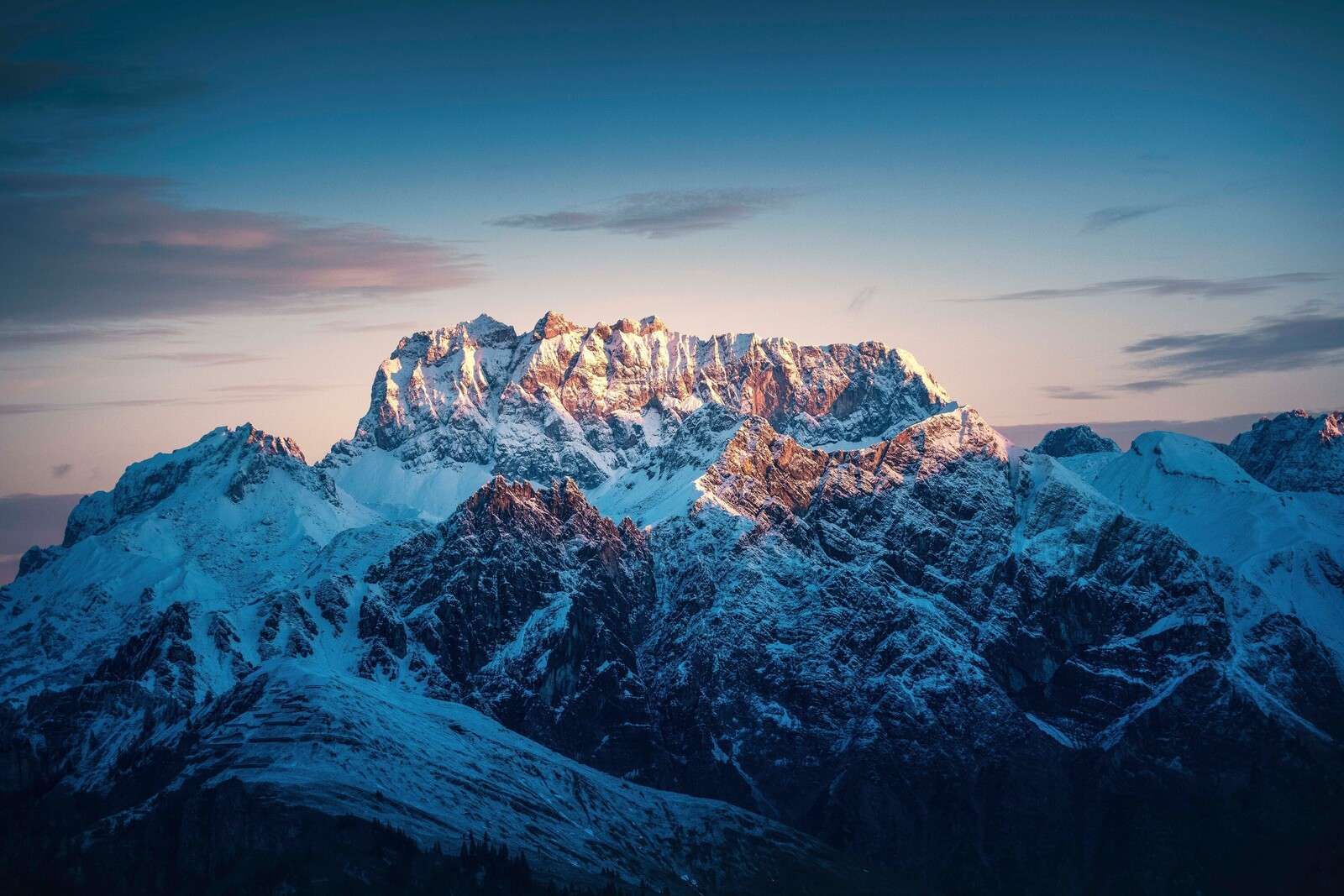 Abendglühen auf Schneegipfeln