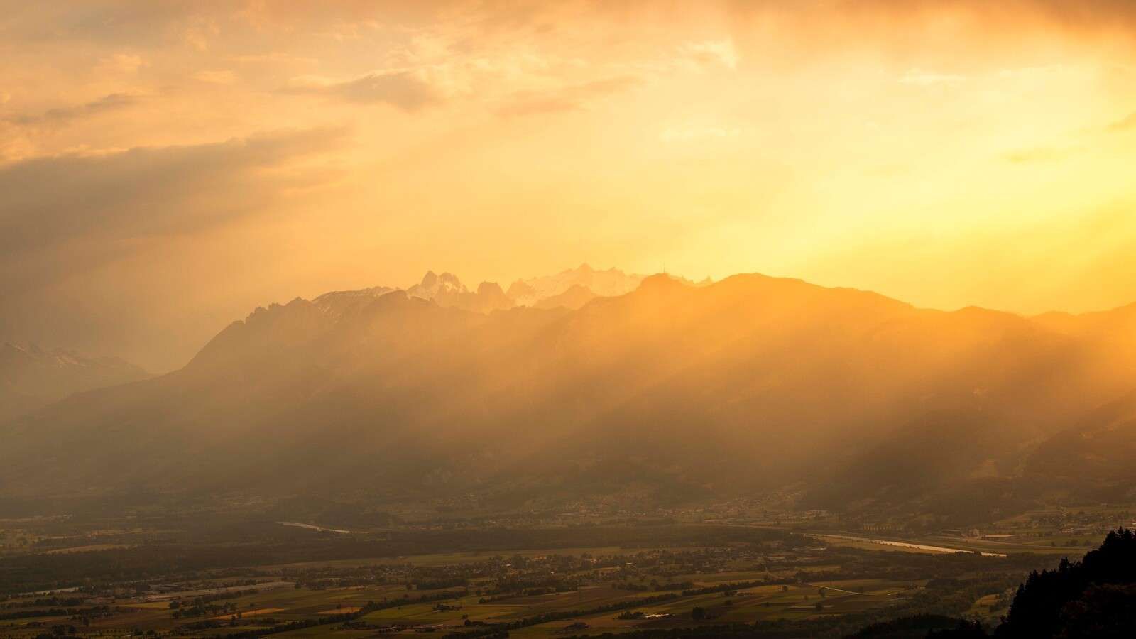 Goldenes Sonnenlicht über dem Bergtal