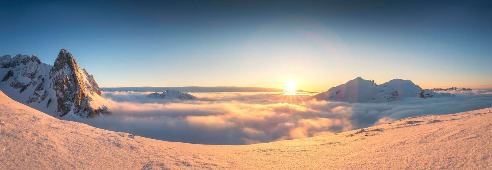 Sonnenaufgang über den Winterbergen