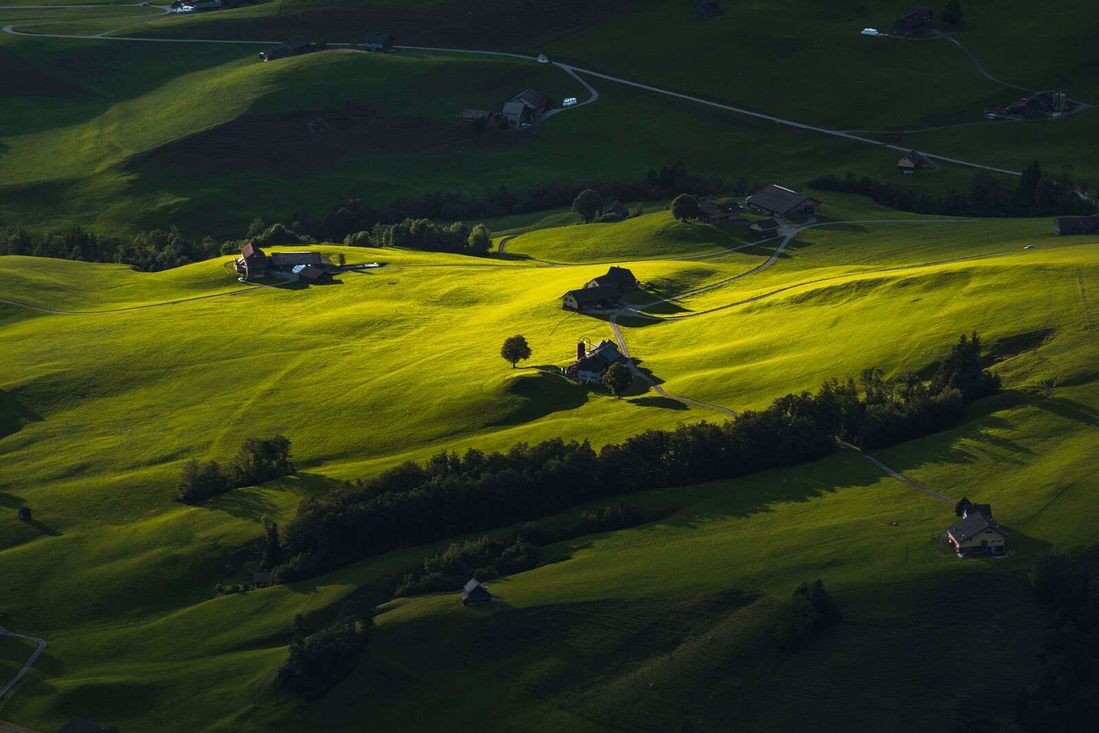 Sanfte Hügel im Abendlicht