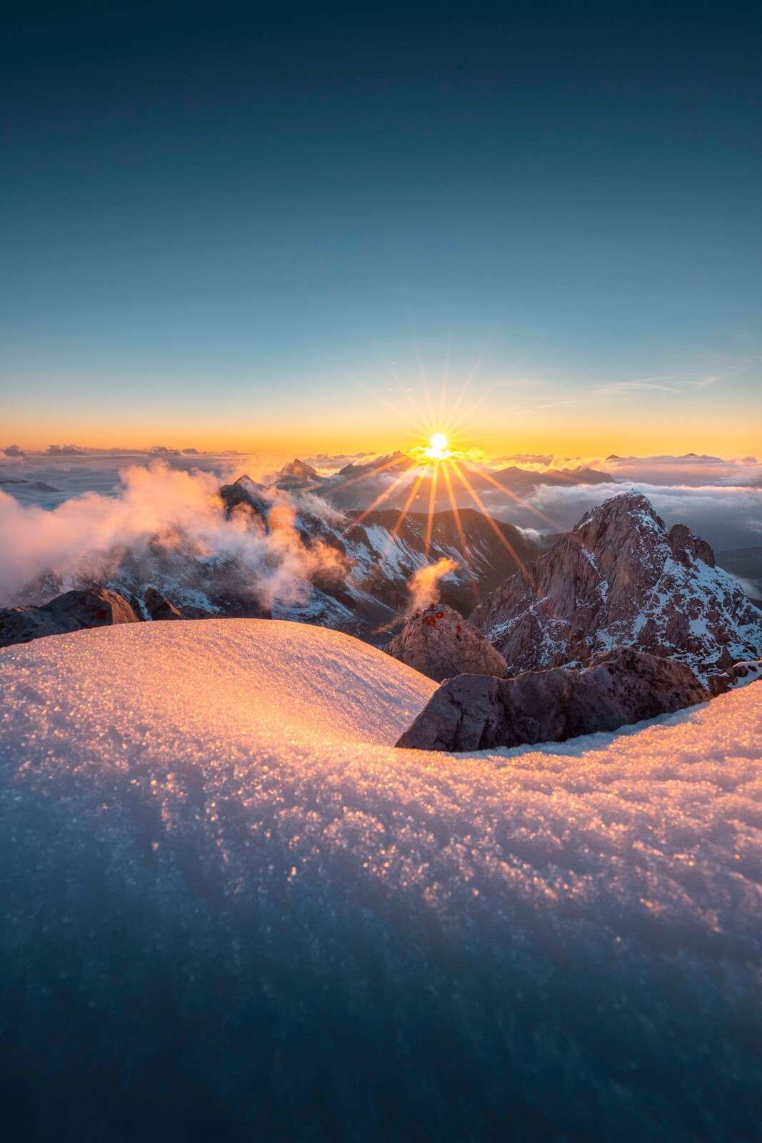 Goldene Sonne über Berggipfeln