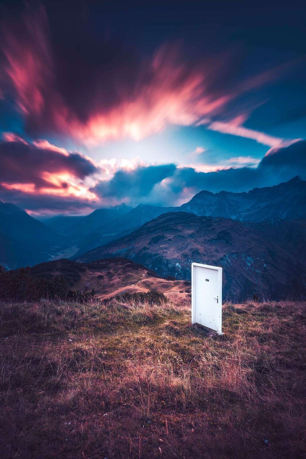 Weiße Tür im Traumlandschaft