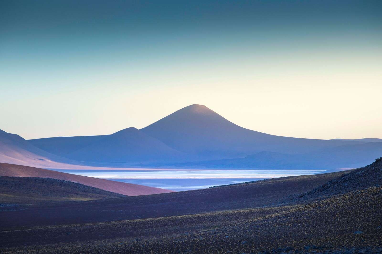 Sonnenaufgang über vulkanischer Wüstenlandschaft