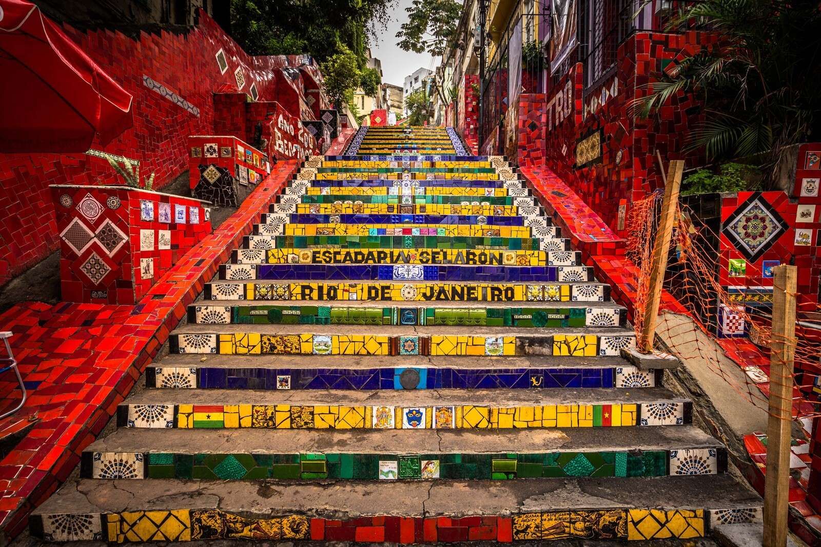 Mosaiktreppe in den Farben von Rio.