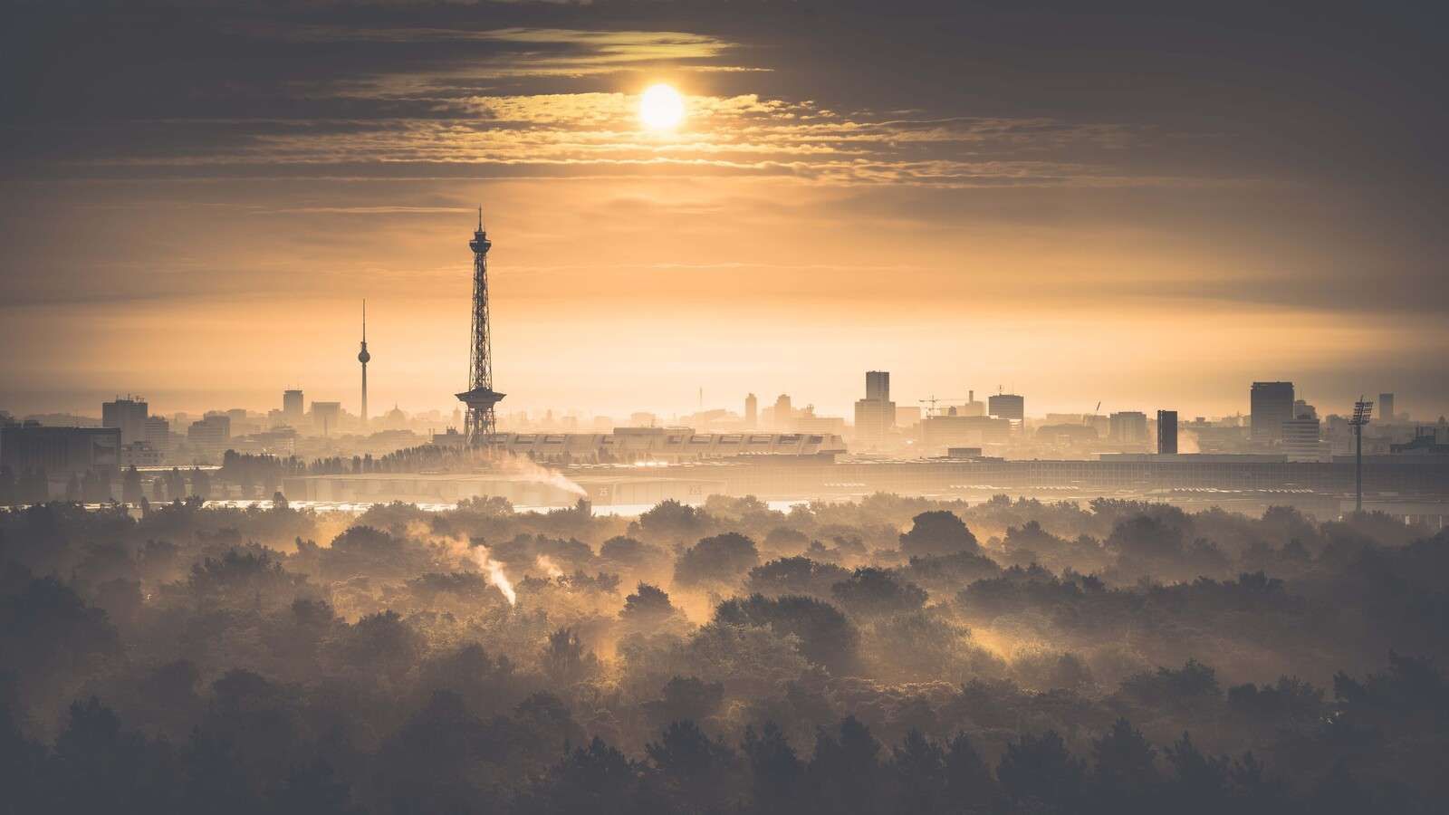 Dämmernder Sonnenaufgang über Berlin