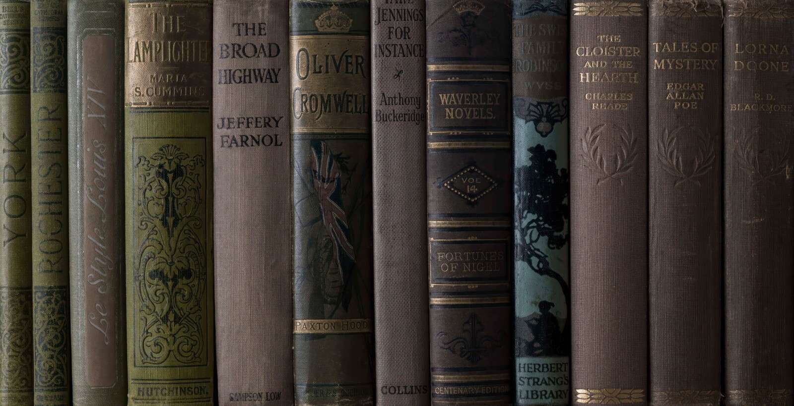 Alte Bücher auf einem Regal