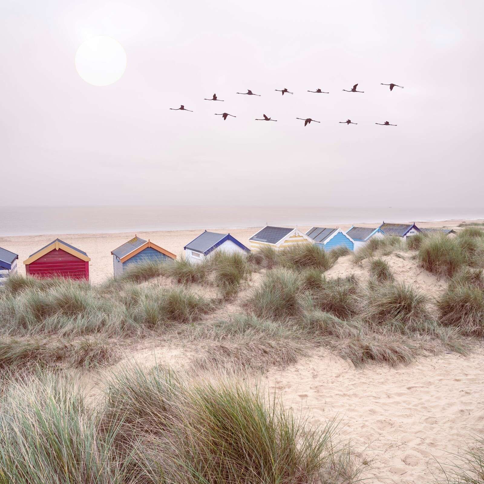 Strandhütten am sandigen Meeresufer.
