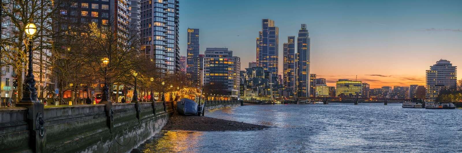 Londoner Stadtbild über der Themse am Abend