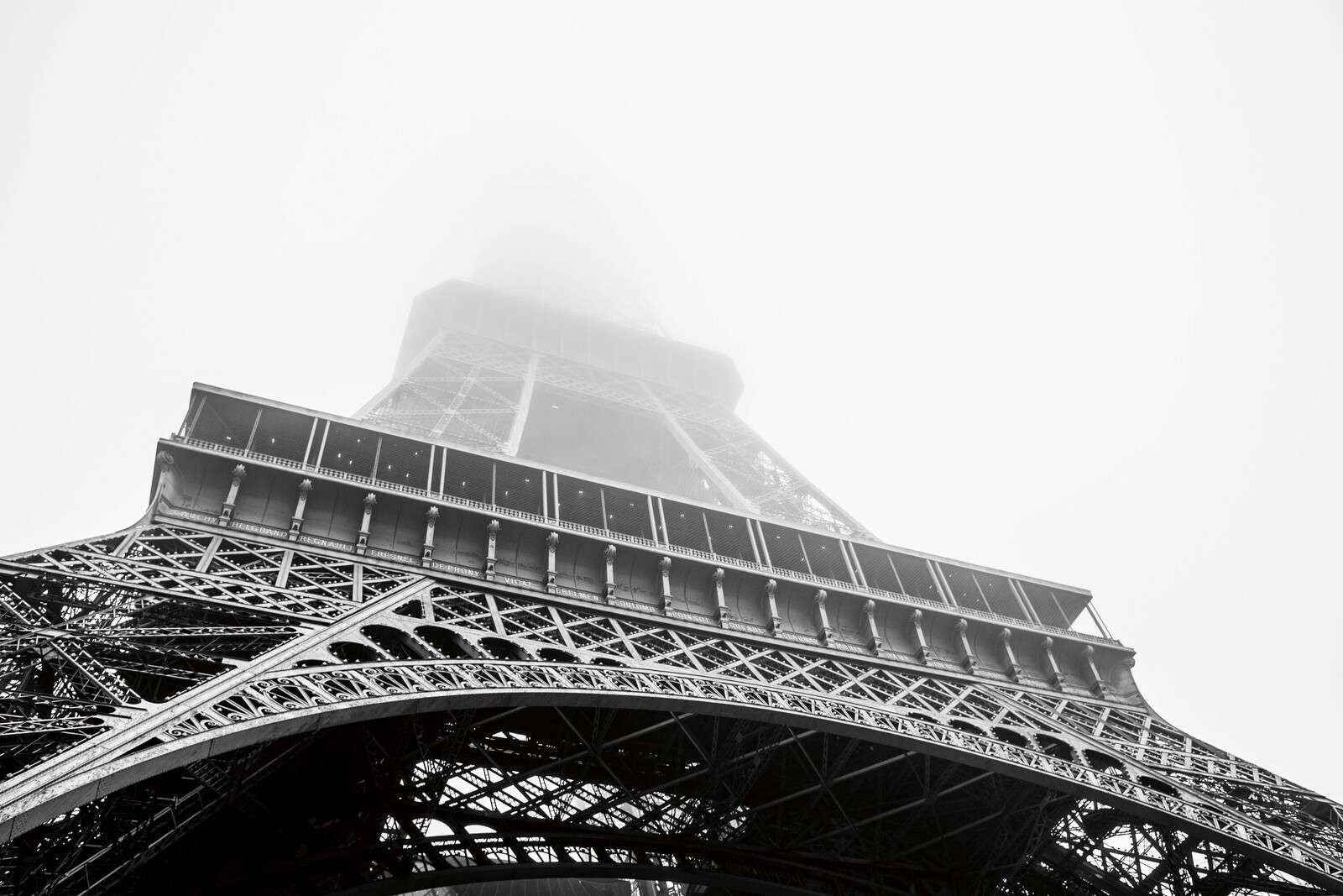 Eiffelturm im Pariser Nebel