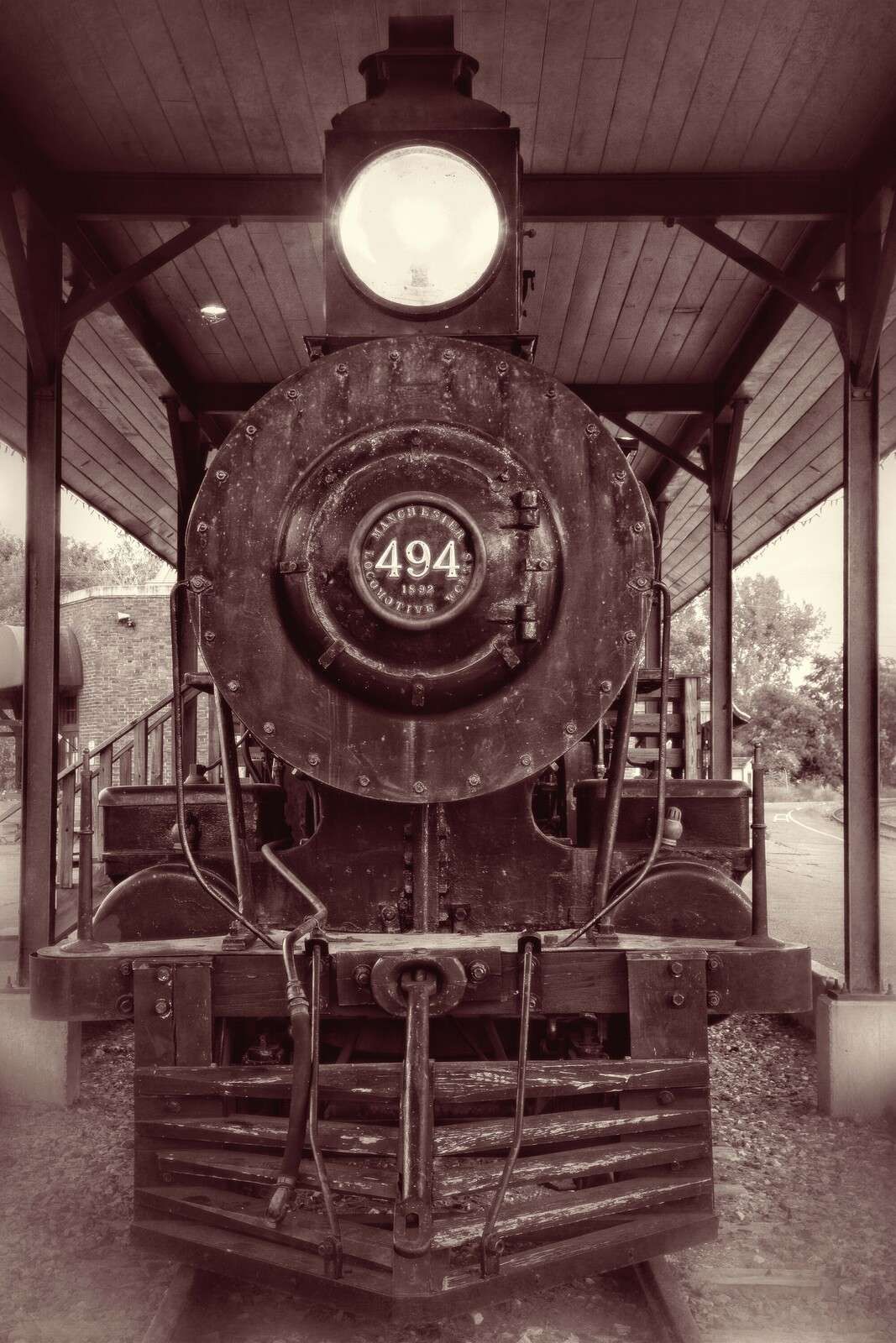 Dampflokomotive unter dem Bahnsteig