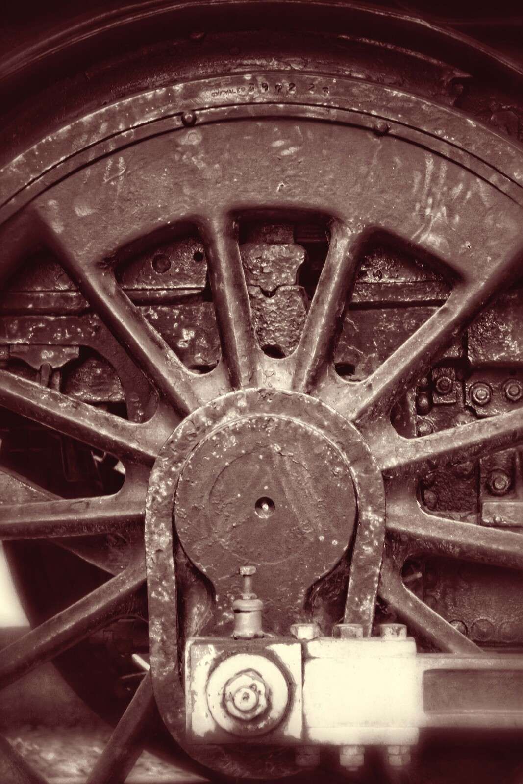 Verwittertes Zugrad in Sepia