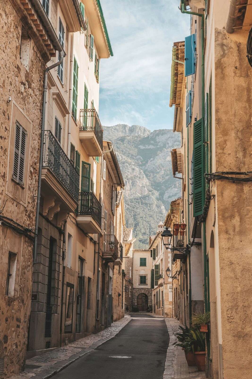 Mediterrane Gasse mit Bergblick