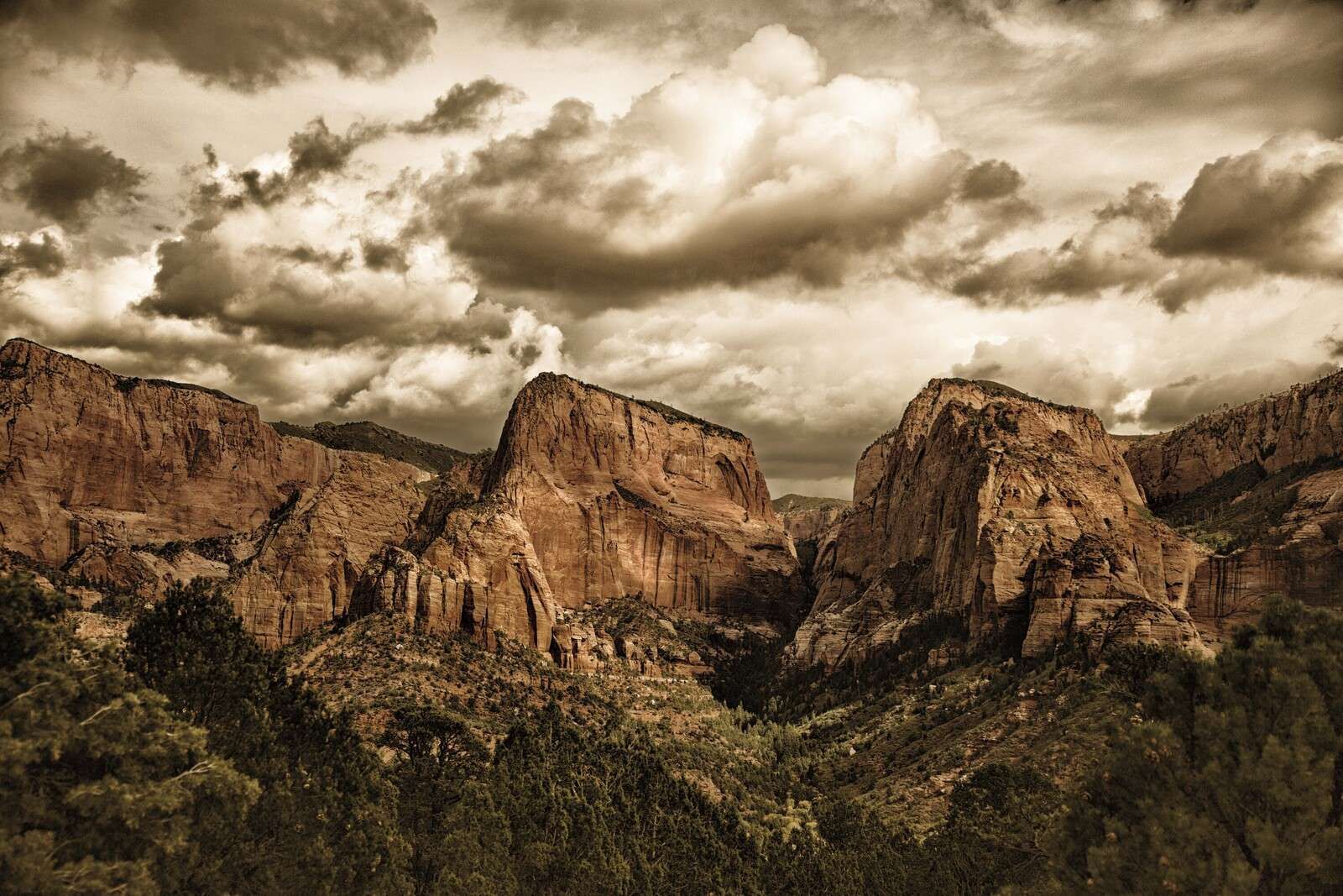 Sturm über roten Canyons.