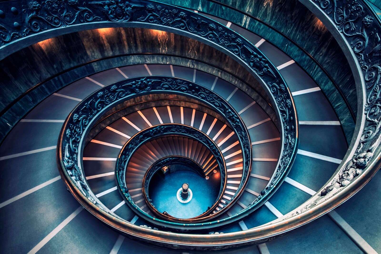 Spirale aus Licht und Kupfer