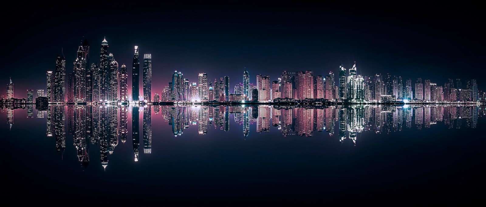 Nachtlicht über stille Wasser