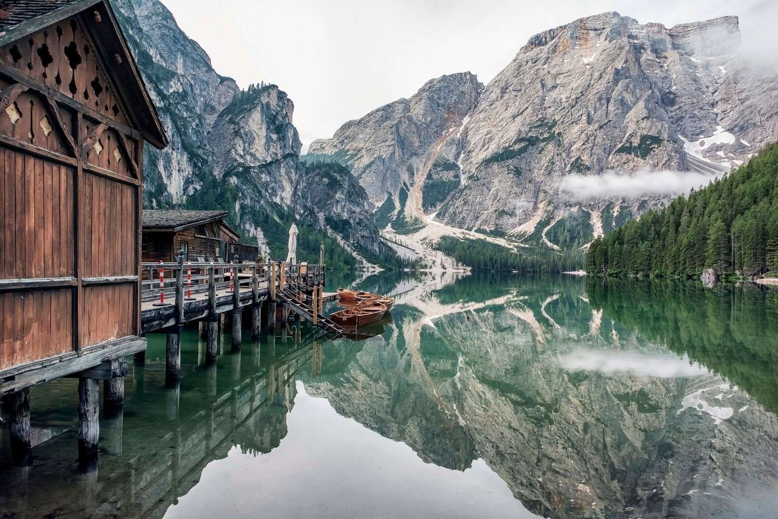 Gebirgsee im stillen Morgennebel