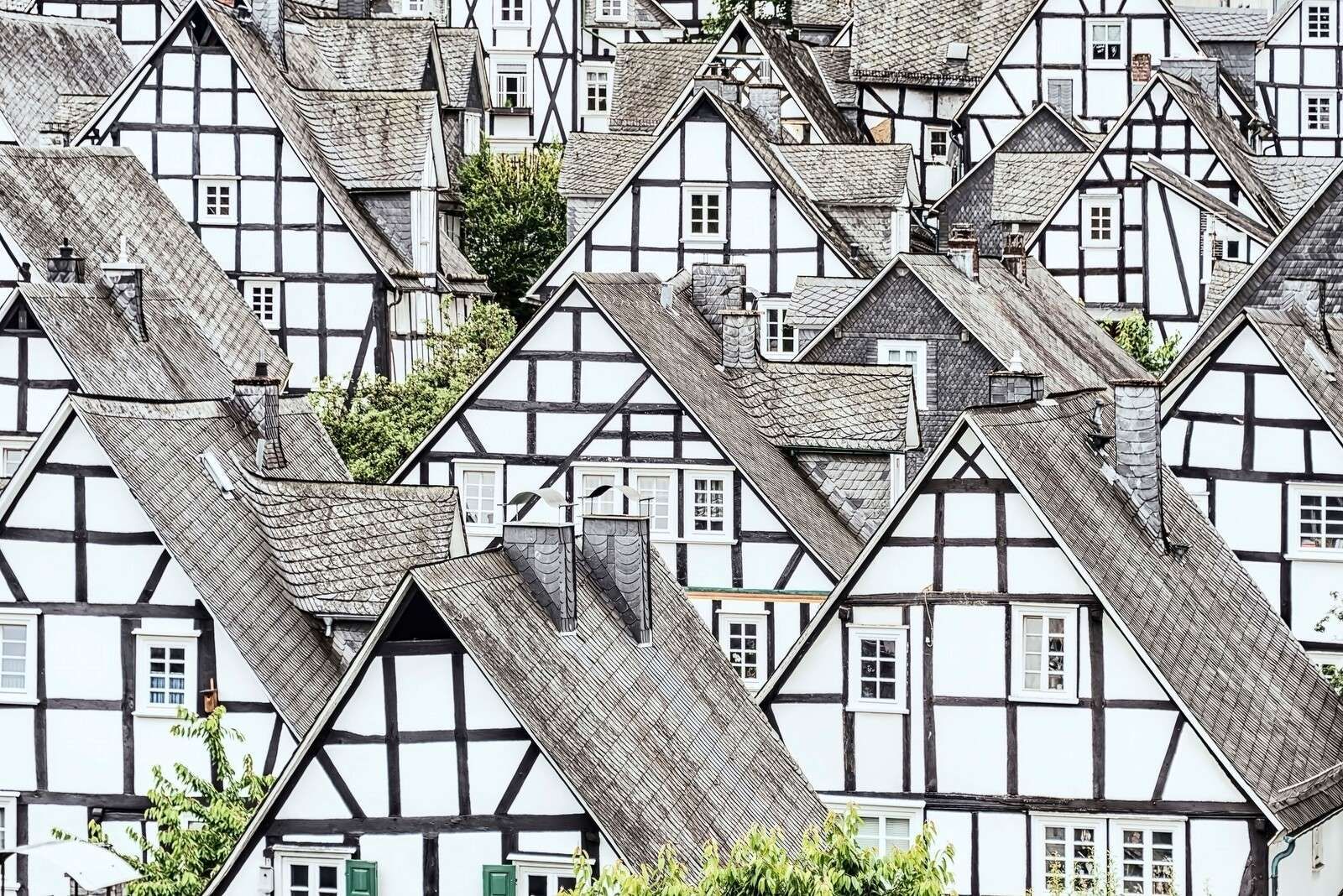 Rhythmus des Schwarz-Weiß-Fachwerks.