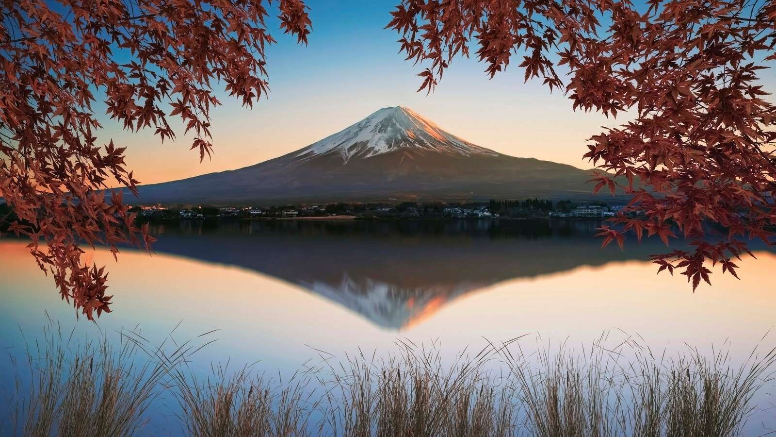 Herbstlicht über dem Bergsee Fuji