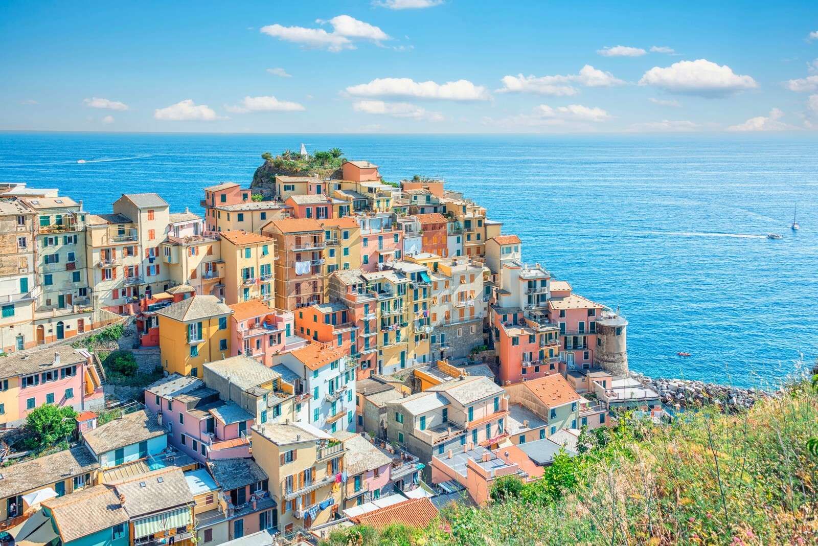 Pastellküste unter azurblauem Himmel