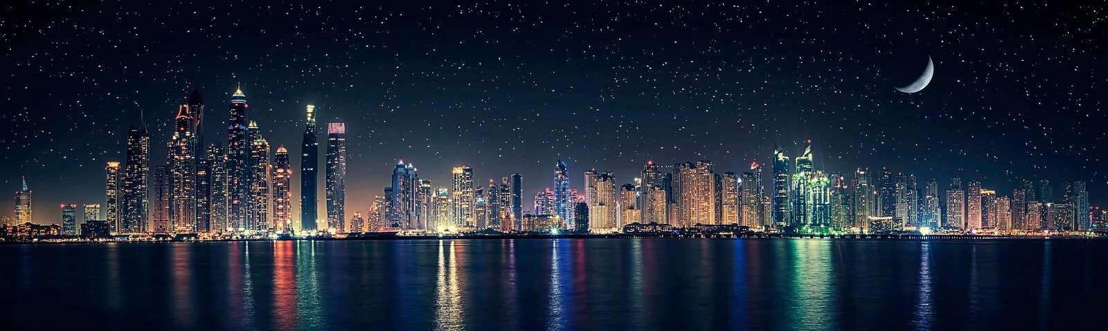 Mondlicht über der funkelnden Skyline