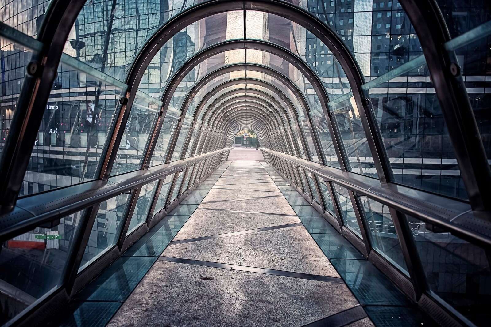 Glasgang zwischen städtischen Türmen